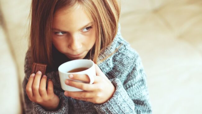 Arzneitees für Kinder Kind das einen Arzneitee aus der Vorderland Apotheke trinkt