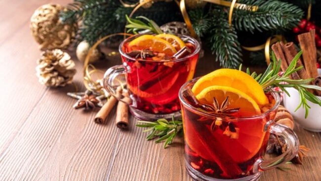 teetassen unter weihnachtlicher deko