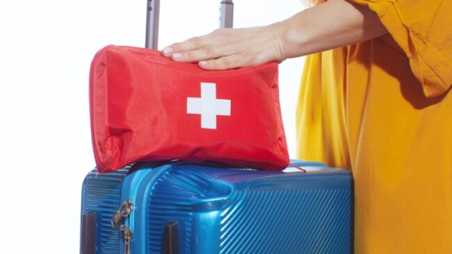 reiseapotheke reisegepäck mit eier roten apothekertasche