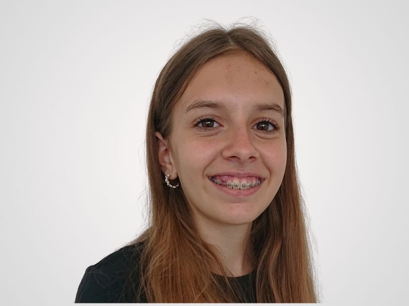 Eintritt 01.08.2026, absolviert bei uns die 3-jährige Lehre zur Pharmazeutisch-kaufmännischen Assistentin (PKA). Sie ist zuständig für das Medikamentenlager und die Herstellung der verschiedenen Teemischungen.